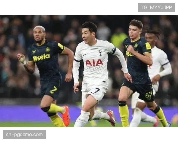 特写：孙兴慜进球后指向送出助攻的库卢塞夫斯基，后者传球穿透肋部